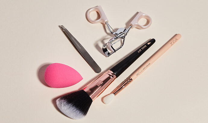6 ESSENTIAL MAKEUP TOOLS (AND HOW TO USE THEM)